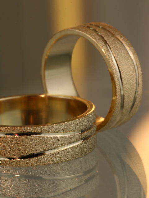 Anillo Argollas Arenado Lineas Curvas POR FABRICACION Oro amarillo 18k / Talla 7 /10 / 13,84 Gr *