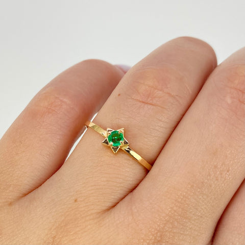 Anillo Estrella Esmeraldas 13pts Oro amarillo 18k / Talla 6 3/4 / 1,27 Gr †