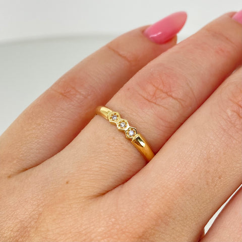 Anillo Hexagono Circones Blancos Oro amarillo 18k / Talla 6 3/4 / 0,9 Gr *