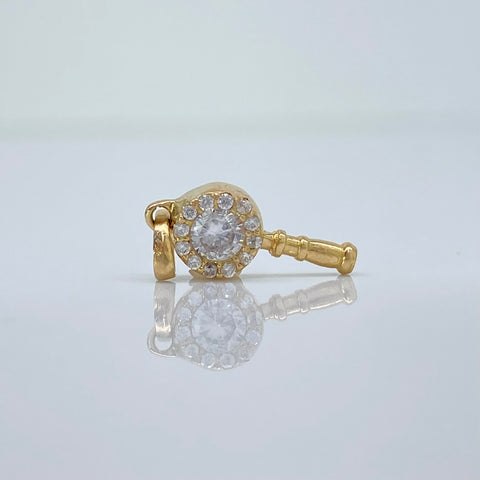 Dije LLave Circones Blancos Oro amarillo 18k 0,85 Gr / 1,7 Cm