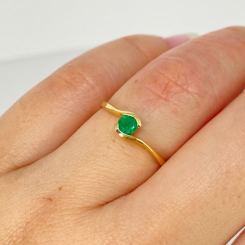 Anillo Solitario Esmeralda 30PTS  Oro amarillo 18k / Talla 6 3/4 / 1,3 Gr *
