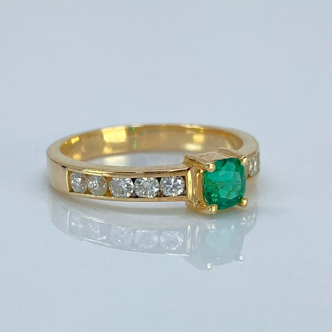Anillo Solitario / 30 Pts De Esmeralda / 30 Pts De Diamantes Oro amarillo 18k / Talla 5 3/4 / 2,85 Gr *
