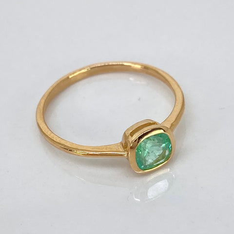 Anillo Solitario Esmeralda Circulo 110PTS Oro amarillo 18k / Talla 6 3/4 / 1,8 Gr