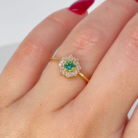 Anillo Solitario Circones Blancos Verde Oro amarillo / Talla 6 1/2 / 1 Gr