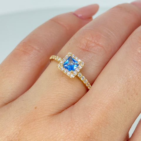Anillo Solitario Cuadrado Circones Blancos Celeste Oro amarillo / Talla 6 1/4 / 1,95 Gr