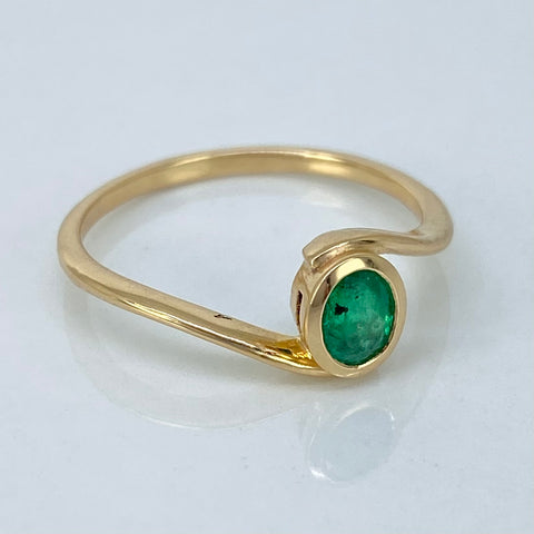 Anillo Solitario Ovaldo Esmeralda 0.5CT Oro amarillo 18k / Talla 6 3/4 / 2 Gr *