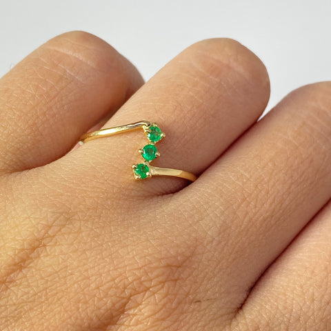 Anillo Arabe 3 Piedras / 10 Pts De Esmeralda Oro amarillo 18k / Talla 7 3/4 / 1,32 Gr †