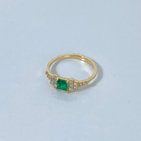 Anillo Princesa Cuadrado / 40 Pts Esme / 30 Pts Diam Oro amarillo 18k / Talla 6 1/4 / 1,85 Gr †