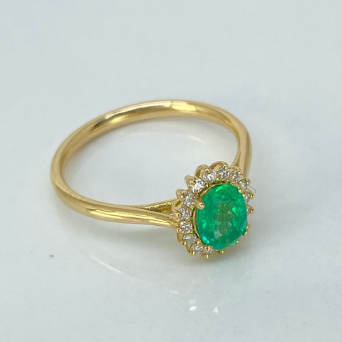 Anillo Solitario 65PTS Esmeralda / 16PTS Diamantes Oro amarillo 18k / Talla 6 3/4 / 2,68 Gr *