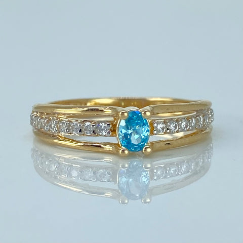 Anillo Solitario Circones Blancos Celeste Oro amarillo / Talla 6 1/2 / 2,35 Gr
