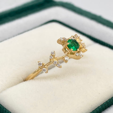 Anillo Circones Verdes Hojas Blancas Oro amarillo 18k / Talla 6 1/4 / 1,68 Gr *
