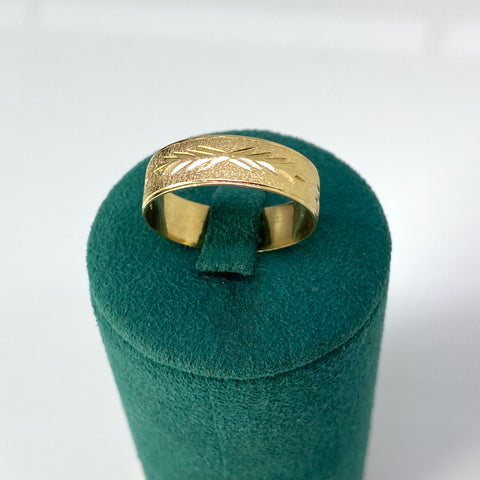 Anillo Fondo Diamantado Con Detalles Oro amarillo 18k / Talla 10 1/2 / 2,37 Gr