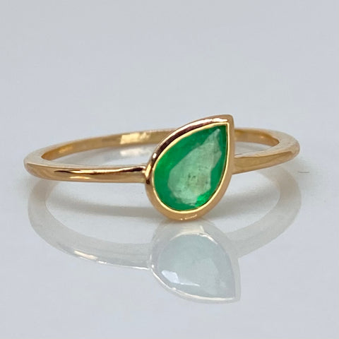 Anillo Solitario Esmeralda Lagrima 80PTS Oro amarillo 18k / Talla 6 / 1,45 Gr