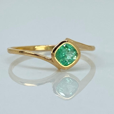 Anillo Solitario Esmeralda 15PTS Oro amarillo 18k / Talla 7 1/4 / 1,52 Gr