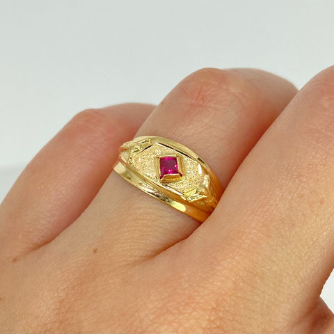 Anillo Sello Cristos Rombo Circon Fucsia Oro amarillo 18k / Talla 7 / 1,92 Gr