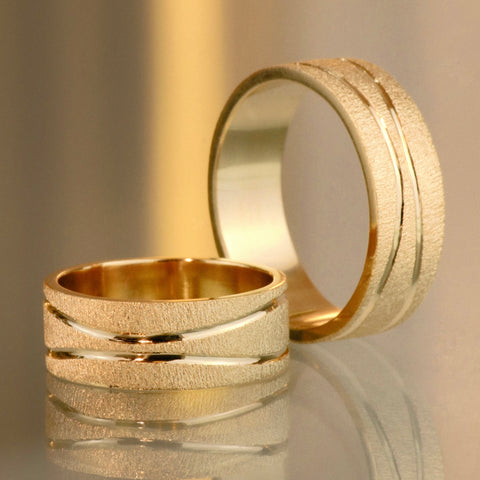 Anillo Argollas Arenado Lineas Curvas POR FABRICACION Oro amarillo 18k / Talla 7 /10 / 13,84 Gr *