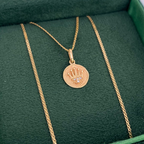 Set Cadena ● Mini China + Dije Corona Circones Blancos Redondo Oro amarillo 18k 2,63 Gr / 1,2 mm / 50 Cm *