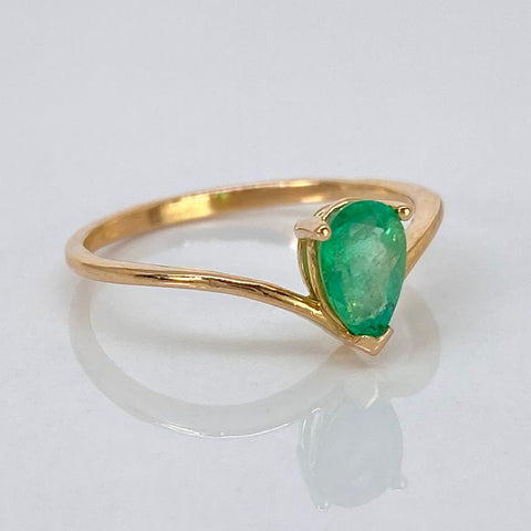 Anillo Solitario Esmerlada Lagrima 70PTS Oro amarillo 18k / Talla 6 / 1,55 Gr *