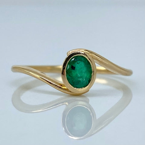 Anillo Solitario Ovaldo Esmeralda 0.5CT Oro amarillo 18k / Talla 6 3/4 / 2 Gr *