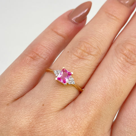 Anillo Cuadro Circones Rosa Y Blancos Oro amarillo 18k / Talla 6 1/4 / 2,06 Gr