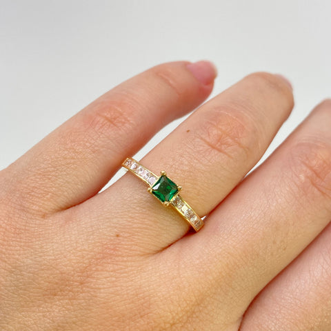 Anillo Solitario Cuadro Circon Verde Y Blancos Oro amarillo 18k / Talla 6 1/2 / 2,50 Gr