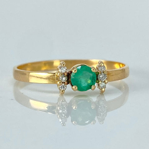 Anillo Solitario 30PTS Esmeralda / 6PTS Diamantes / Oro amarillo 18k / Talla 6 / 1,15 Gr †