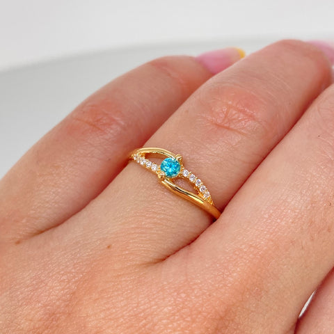 Anillo Solitario Circones Blancos Celeste Oro amarillo / Talla 6 1/4 / 1,9 Gr †