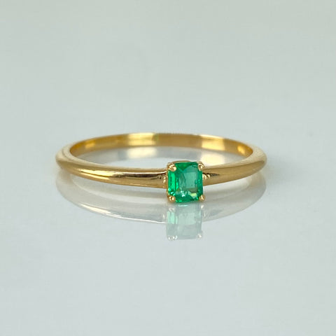 Anillo Solitario 20PTS Esmerlada Oro amarillo 18k / Talla 6 3/4 / 1,6 Gr †