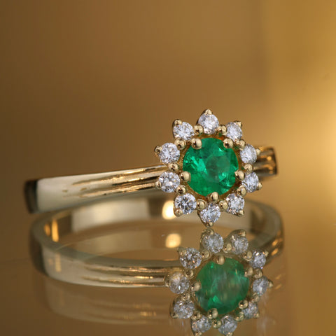 Anillo Solitario Esmeraldas 36Pts Diamantes 18Pts POR FABRICACION Oro amarillo 18k / Talla 5/10 / 4 Gr / 4,5 mm *