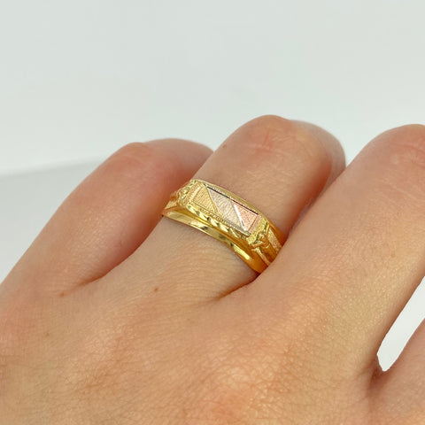 Anillo Sello Rectangular Diamantado Cristos Tres oros 18k / Talla 8 1/2 / 2,47 Gr