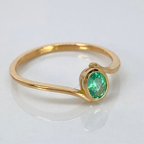 Anillo Solitario Esmeralda Ovalada 40PTS  Oro amarillo 18k / Talla 6 3/4 / 1,65 Gr *