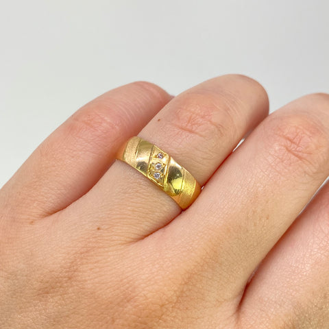 Anillo Argollas Circones Blancos Diagonal  POR FABRICACIÓN Oro amarillo 18k / Talla 7 / 11 Gr *