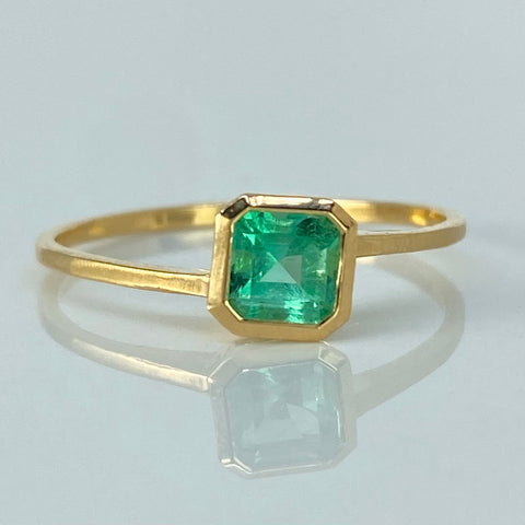 Anillo Solitario Esmeralda Cuadrado 60Pts  Oro amarillo 18k / Talla 7 1/2 / 1,31 Gr †