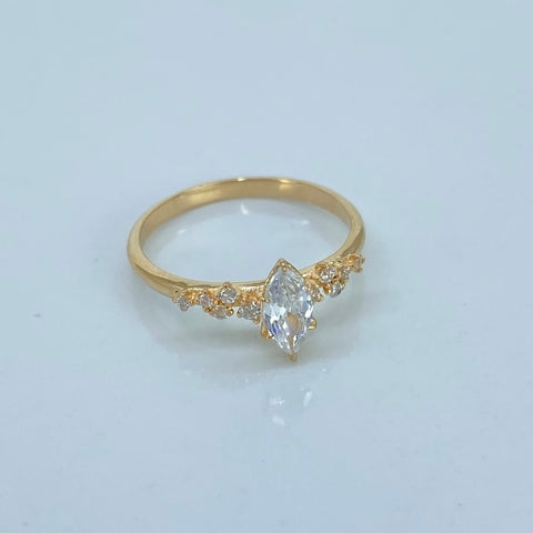 Anillo Solitario Marquis Circones Blancos POR FABRICACION Oro amarillo 18k / Talla 6 / 1,67 Gr *