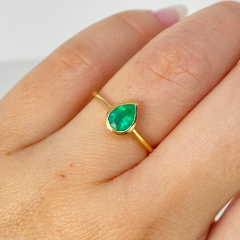 Anillo Solitario Esmeralda Lagrima 110PTS Oro amarillo 18k / Talla 6 / 1,5 Gr †