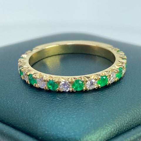 Anillo Argolla Esmeralda / 40 Pts De Esmeralda / 44 Pts Diamantes  POR FABRICACIÓN Oro amarillo 18k / Talla 7 1/4 / 3,63 Gr *