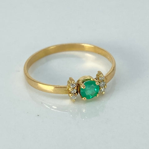 Anillo Solitario 30PTS Esmeralda / 6PTS Diamantes / Oro amarillo 18k / Talla 6 / 1,15 Gr †