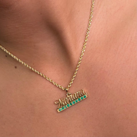 Dije Nombre Personalizado Con Esmeraldas POR FABRICACIÓN Oro amarillo 18k 4,8 Gr / 3 Cm *