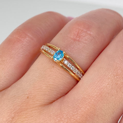 Anillo Solitario Circones Blancos Celeste Oro amarillo / Talla 6 1/2 / 2,35 Gr