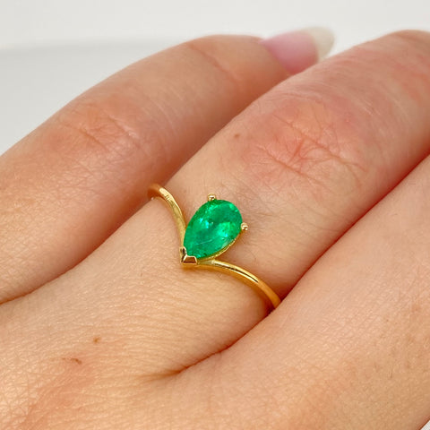 Anillo Solitario Esmerlada Lagrima 70PTS Oro amarillo 18k / Talla 6 / 1,55 Gr *
