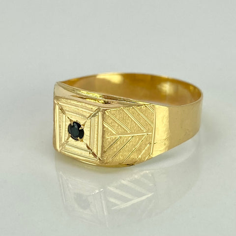 Anillo Sello Cuadrado Rayado Circón Negro  Oro amarillo 18k / Talla 11 1/2 / 3,08 Gr †