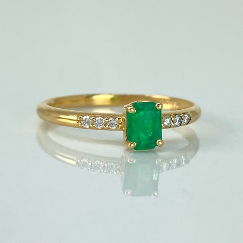 Anillo Solitario Rectangular 35PTS Esmeralda / 6PTS Diamantes Oro amarillo 18k / Talla 6 1/2 / 1,7 Gr †