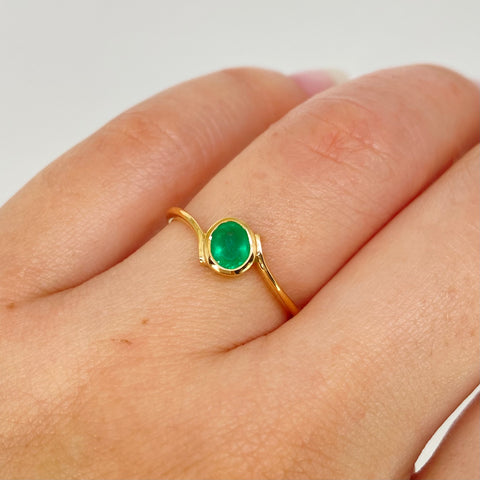 Anillo Solitario Esmeralda Ovalado 53PTS Oro amarillo 18k / Talla 6 1/4 / 1,5 Gr