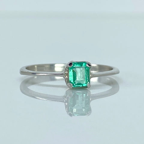 Anillo Solitario Esmeralda 0.4CT Oro blanco 18k / Talla 6 1/2 / 1,6 Gr *