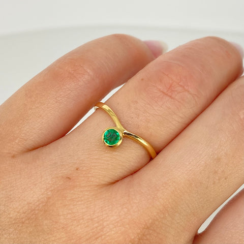Anillo Solitario Esmeralda Circulo 30PTS Oro amarillo 18k / Talla 6 1/2 / 1,56 Gr