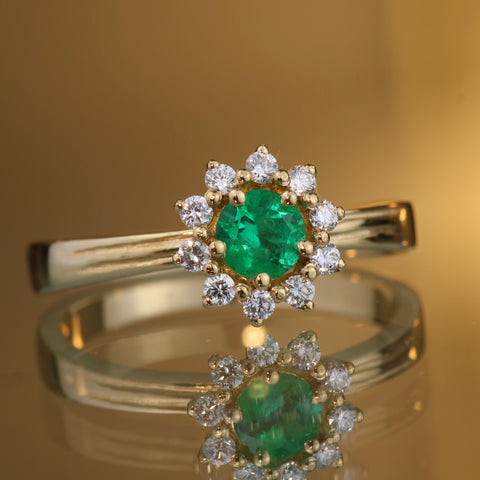 Anillo Solitario Esmeraldas 36Pts Diamantes 18Pts POR FABRICACION Oro amarillo 18k / Talla 5/10 / 4 Gr / 4,5 mm *