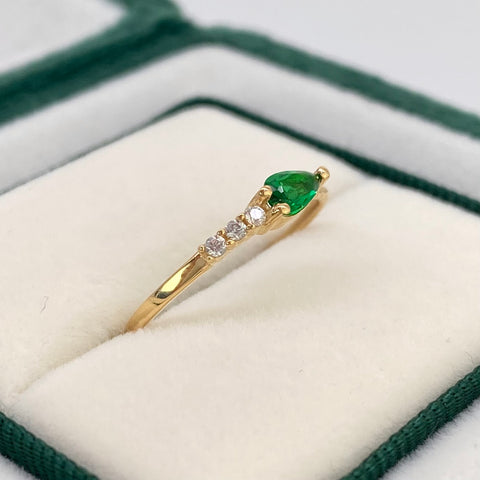 Anillo Circones Blancos Y Verdes Oro amarillo 18k / Talla 6 1/4 / 1,10 Gr *
