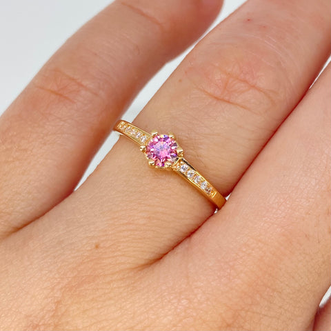 Anillo Solitario Circulo Circones Blancos Rosa Oro amarillo / Talla 6 3/4 / 2,1 Gr †