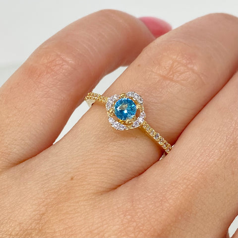 Anillo Solitario Rosa Circon Azul Cielo Y Blancos Oro amarillo 18k / Talla 6 1/4 / 2,03 Gr