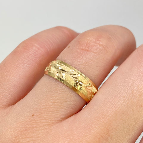 Anillo Argollas Detalles  Fondo Diamantado POR FABRICACIÓN Oro amarillo 18k / Talla 7 / 10 Gr *